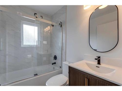 2020 Home Road Nw, Calgary, AB - Indoor Photo Showing Bathroom