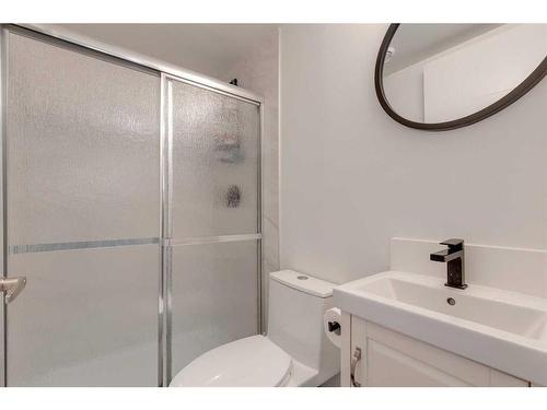 2020 Home Road Nw, Calgary, AB - Indoor Photo Showing Bathroom