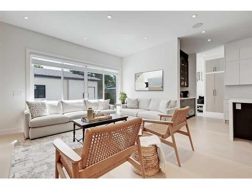 627 18 Avenue Nw, Calgary, AB - Indoor Photo Showing Living Room