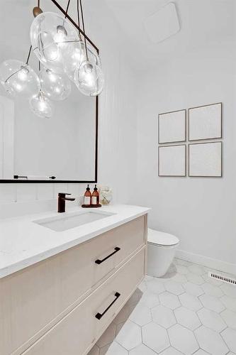 627 18 Avenue Nw, Calgary, AB - Indoor Photo Showing Bathroom