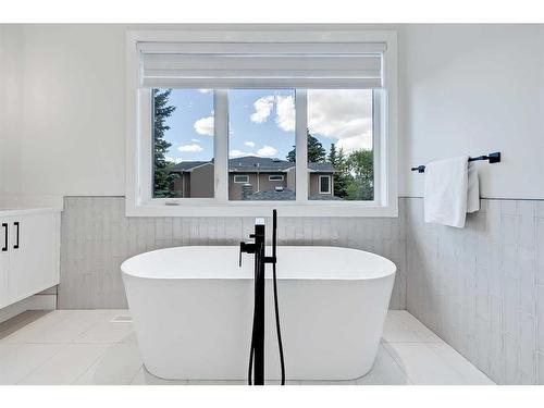 627 18 Avenue Nw, Calgary, AB - Indoor Photo Showing Bathroom