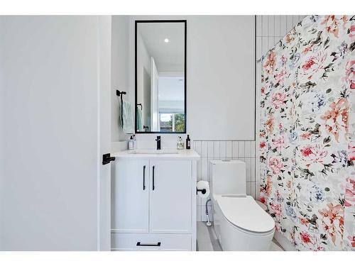 627 18 Avenue Nw, Calgary, AB - Indoor Photo Showing Bathroom