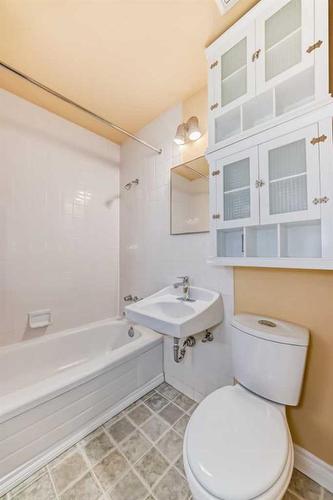 4602 Passchendaele Road Sw, Calgary, AB - Indoor Photo Showing Bathroom