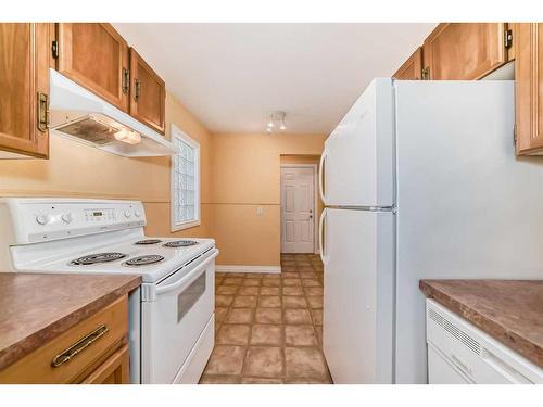 4602 Passchendaele Road Sw, Calgary, AB - Indoor Photo Showing Kitchen