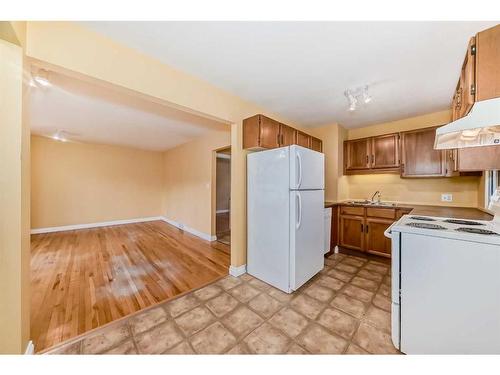 4602 Passchendaele Road Sw, Calgary, AB - Indoor Photo Showing Kitchen