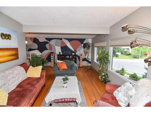 4519 Viscount Drive Nw, Calgary, AB - Indoor Photo Showing Living Room