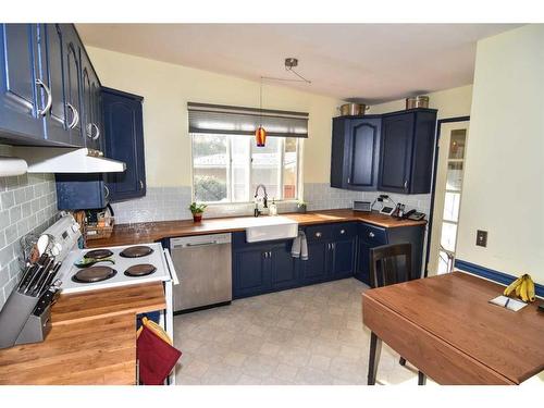 4519 Viscount Drive Nw, Calgary, AB - Indoor Photo Showing Kitchen