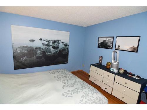 4519 Viscount Drive Nw, Calgary, AB - Indoor Photo Showing Bedroom