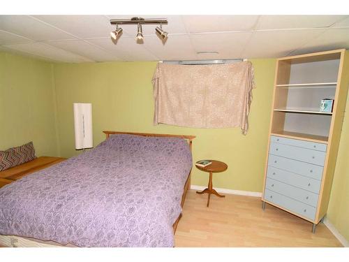 4519 Viscount Drive Nw, Calgary, AB - Indoor Photo Showing Bedroom