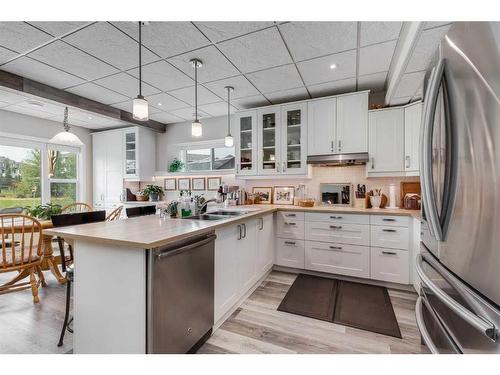 234 Baywater Way Sw, Airdrie, AB - Indoor Photo Showing Kitchen With Double Sink With Upgraded Kitchen