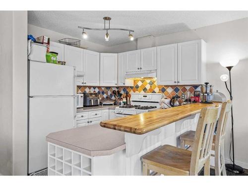 1-823 Wilson Way, Canmore, AB - Indoor Photo Showing Kitchen