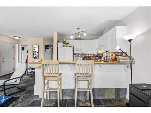 1-823 Wilson Way, Canmore, AB - Indoor Photo Showing Kitchen