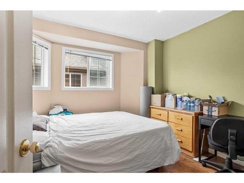 1-823 Wilson Way, Canmore, AB - Indoor Photo Showing Bedroom