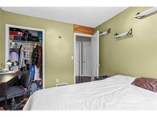 1-823 Wilson Way, Canmore, AB - Indoor Photo Showing Bedroom