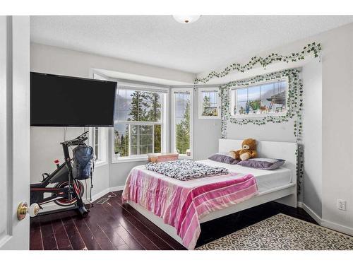 1-823 Wilson Way, Canmore, AB - Indoor Photo Showing Bedroom