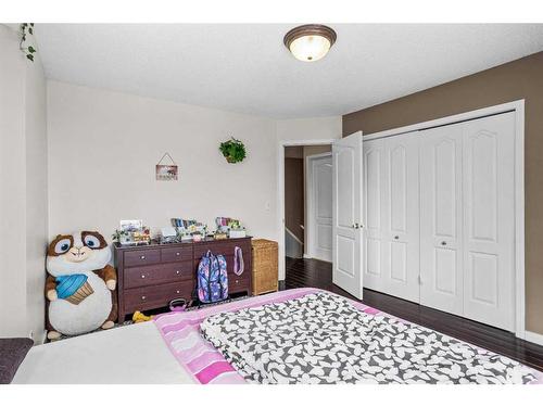 1-823 Wilson Way, Canmore, AB - Indoor Photo Showing Bedroom