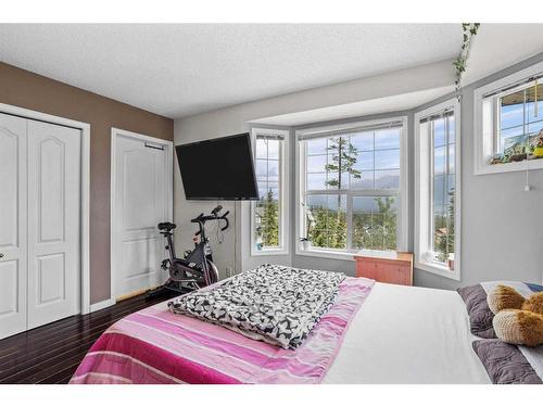 1-823 Wilson Way, Canmore, AB - Indoor Photo Showing Bedroom