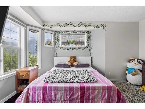 1-823 Wilson Way, Canmore, AB - Indoor Photo Showing Bedroom