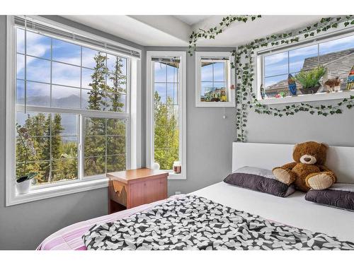 1-823 Wilson Way, Canmore, AB - Indoor Photo Showing Bedroom