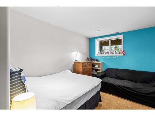 1-823 Wilson Way, Canmore, AB - Indoor Photo Showing Bedroom