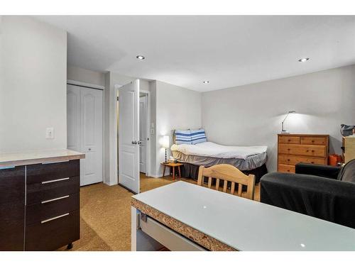 1-823 Wilson Way, Canmore, AB - Indoor Photo Showing Bedroom