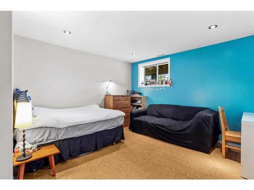 1-823 Wilson Way, Canmore, AB - Indoor Photo Showing Bedroom