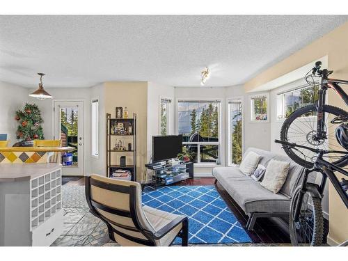 1-823 Wilson Way, Canmore, AB - Indoor Photo Showing Living Room