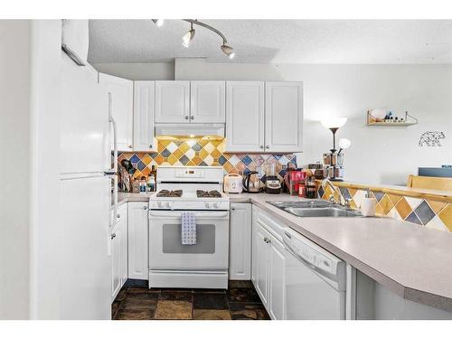 1-823 Wilson Way, Canmore, AB - Indoor Photo Showing Kitchen With Double Sink