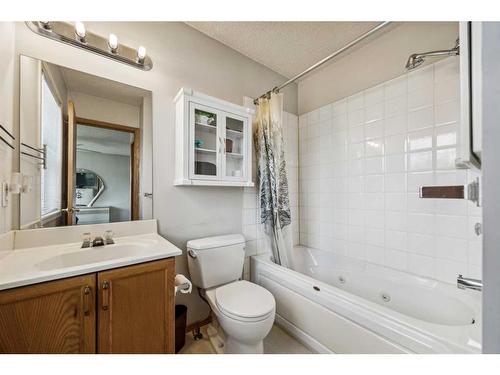 122 Taravista Court Ne, Calgary, AB - Indoor Photo Showing Bathroom