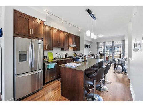 978 Sherwood Boulevard Nw, Calgary, AB - Indoor Photo Showing Kitchen