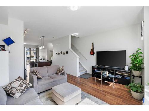 978 Sherwood Boulevard Nw, Calgary, AB - Indoor Photo Showing Living Room