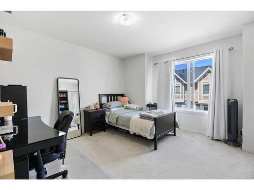 978 Sherwood Boulevard Nw, Calgary, AB - Indoor Photo Showing Bedroom