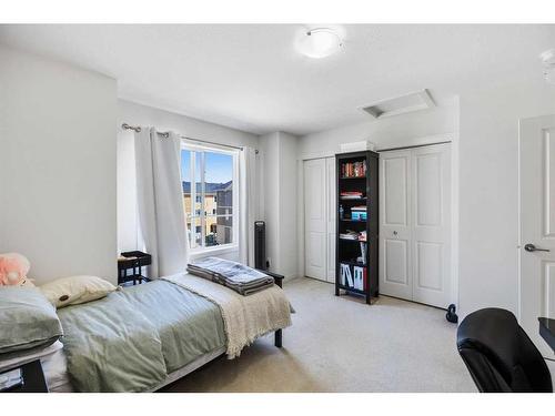 978 Sherwood Boulevard Nw, Calgary, AB - Indoor Photo Showing Bedroom