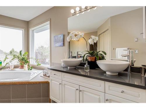 98 Hidden Circle Nw, Calgary, AB - Indoor Photo Showing Bathroom