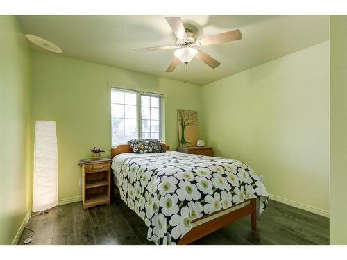 98 Hidden Circle Nw, Calgary, AB - Indoor Photo Showing Bedroom