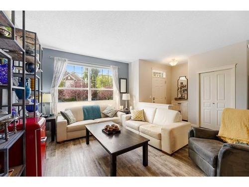 13 Prestwick Estate Gate Se, Calgary, AB - Indoor Photo Showing Living Room