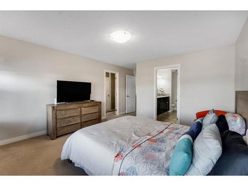 61 Sherwood Heights Nw, Calgary, AB - Indoor Photo Showing Bedroom