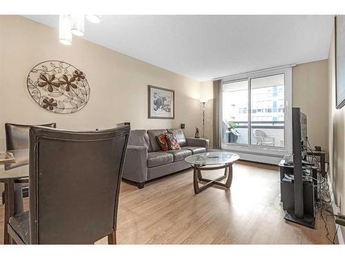 912-738 3 Avenue Sw, Calgary, AB - Indoor Photo Showing Living Room