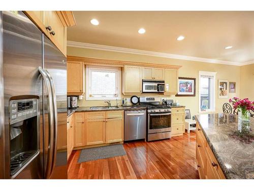 328 Signature Court Sw, Calgary, AB - Indoor Photo Showing Kitchen