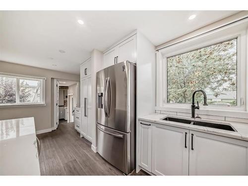 11 Centre Street, Strathmore, AB - Indoor Photo Showing Kitchen With Double Sink