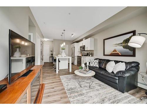 215-20 Walgrove Se, Calgary, AB - Indoor Photo Showing Living Room