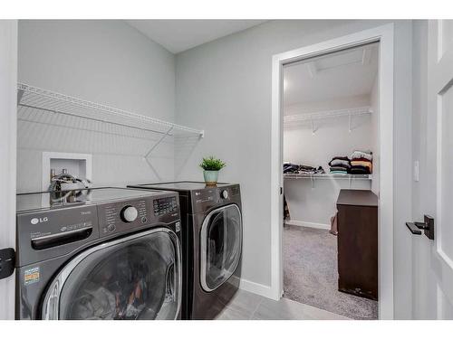 523 Kingsmere Way Se, Airdrie, AB - Indoor Photo Showing Laundry Room