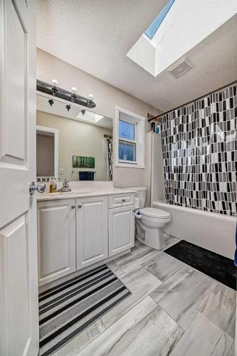 315 Taracove Estate Drive Ne, Calgary, AB - Indoor Photo Showing Bathroom