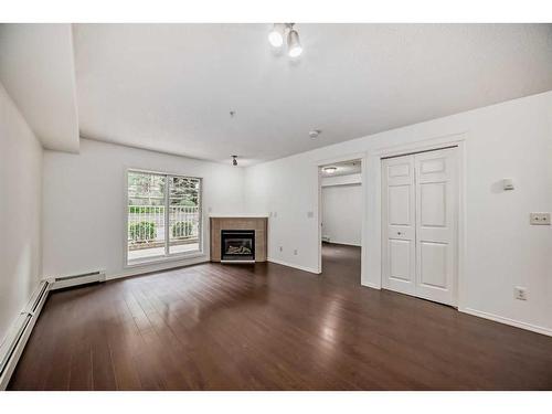 9118-70 Panamount Drive Nw, Calgary, AB - Indoor Photo Showing Living Room