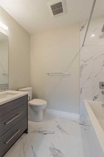 1539 33 Avenue Sw, Calgary, AB - Indoor Photo Showing Bathroom