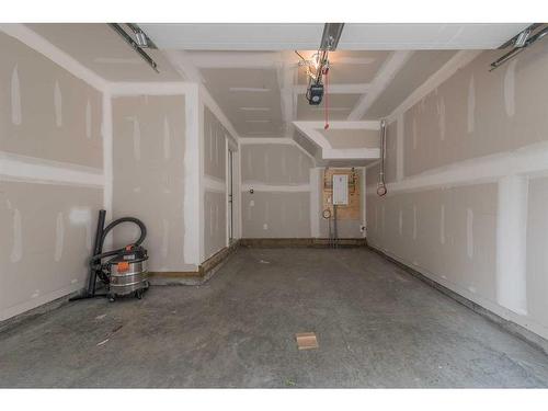 1539 33 Avenue Sw, Calgary, AB - Indoor Photo Showing Garage