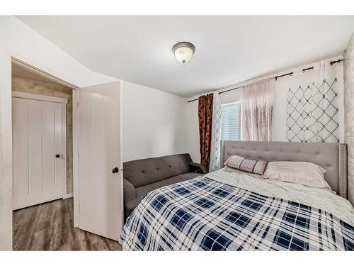 1351 Kings Heights Road Se, Airdrie, AB - Indoor Photo Showing Bedroom