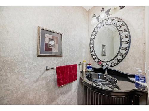 1351 Kings Heights Road Se, Airdrie, AB - Indoor Photo Showing Bathroom