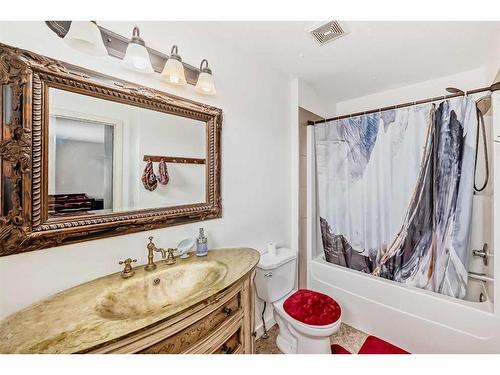 1351 Kings Heights Road Se, Airdrie, AB - Indoor Photo Showing Bathroom