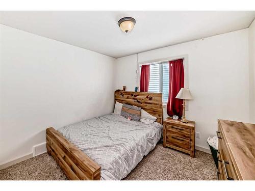 1351 Kings Heights Road Se, Airdrie, AB - Indoor Photo Showing Bedroom